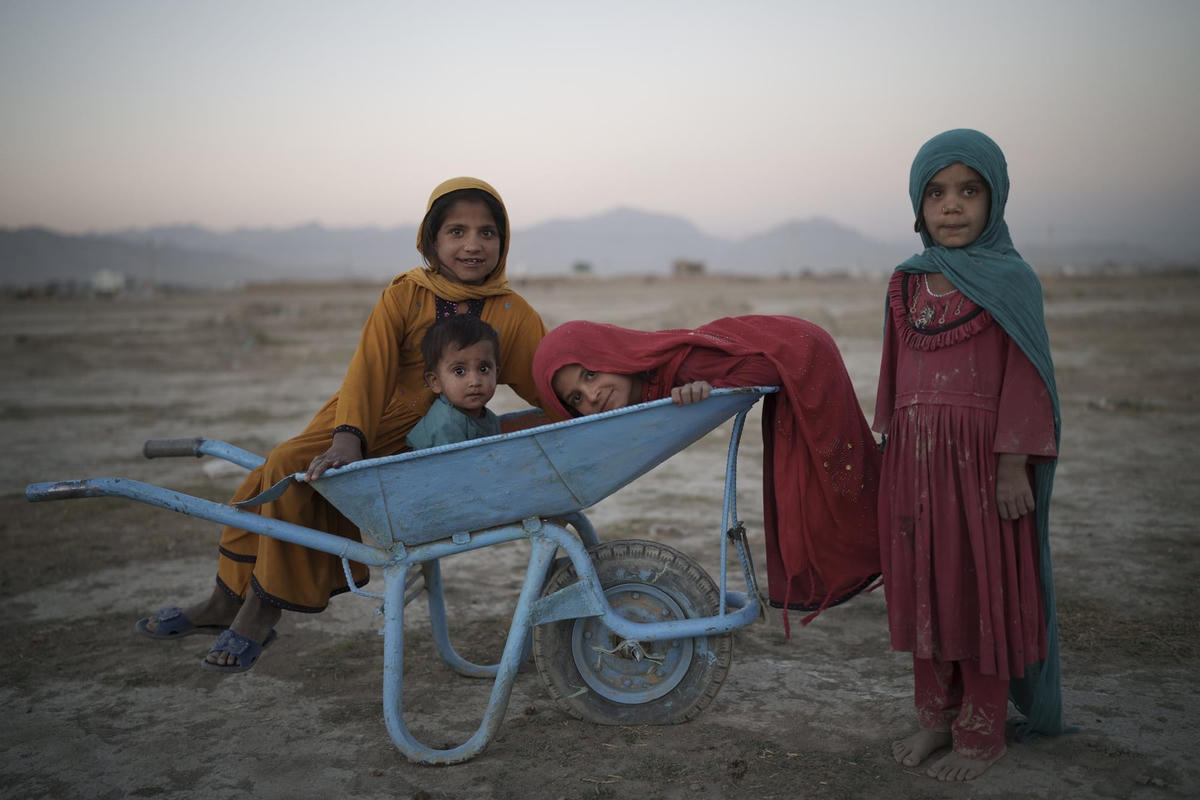 Trẻ em nô đùa trong khu trại dành cho người tản cư ở thủ đô Kabul, Afghanistan (13/9/2021). Ảnh: AP.
