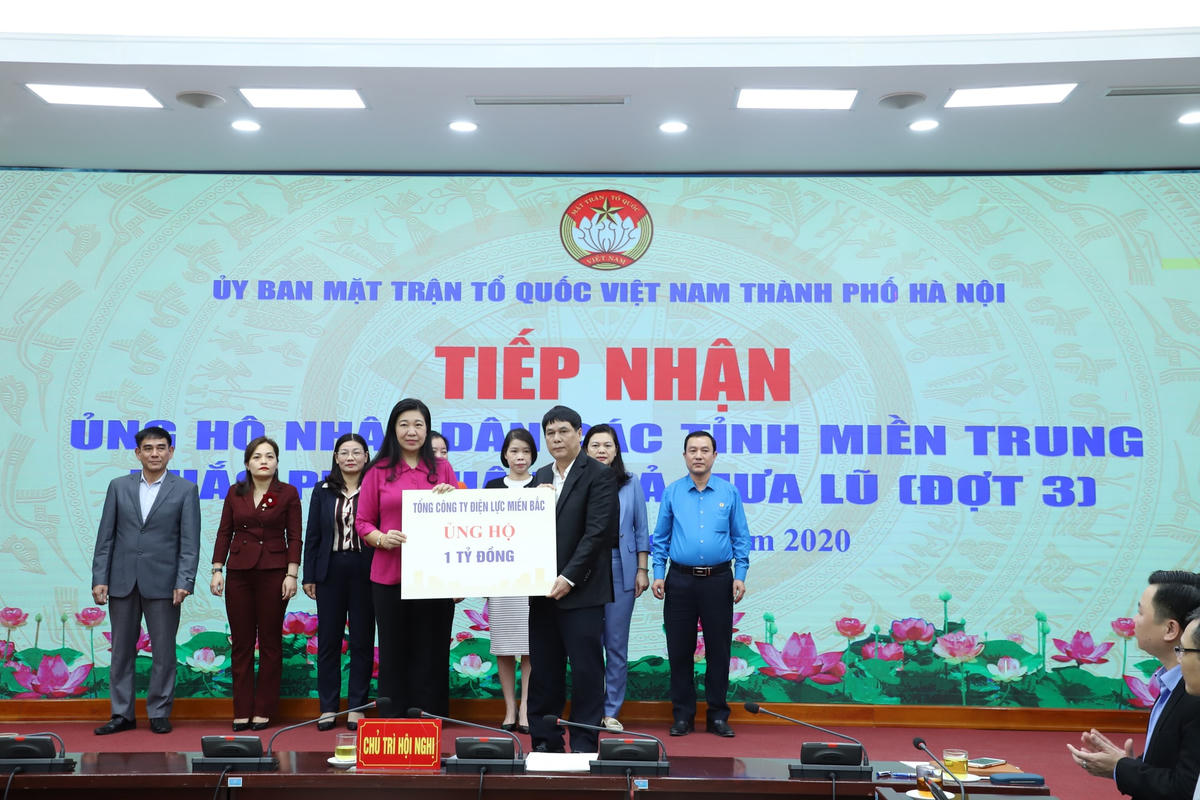 Ông Hồ Mạnh Tuấn - Thành viên Hội đồng thành viên trao 1 tỷ đồng ủng hộ cho nhân dân các tỉnh miền Trung.