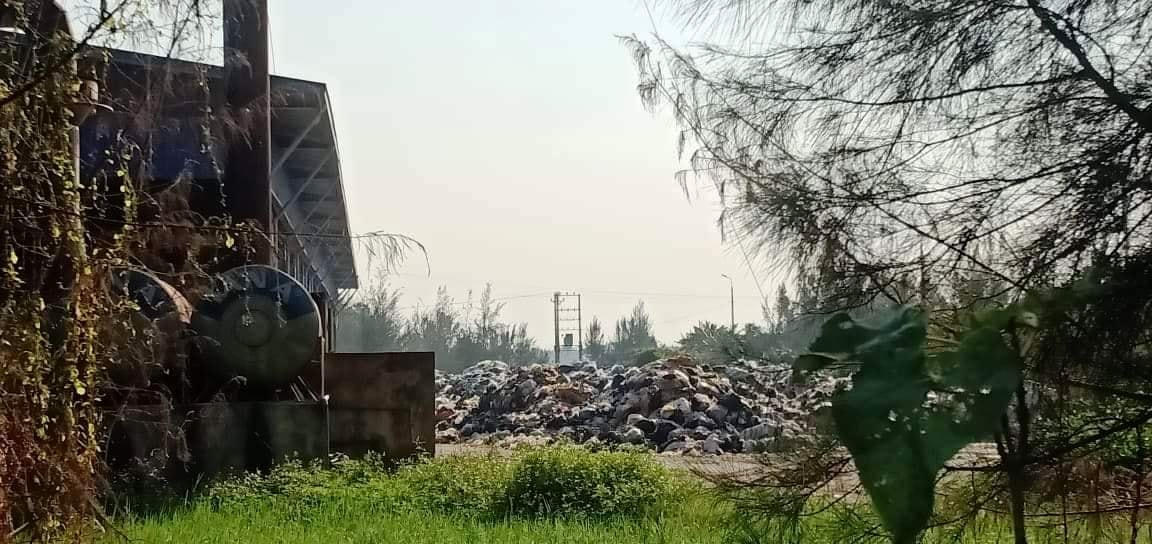 Rác quá tải đã gây ra tình trạng ô nhiễm môi trường nghiêm trọng tại xã Hoằng Trường.