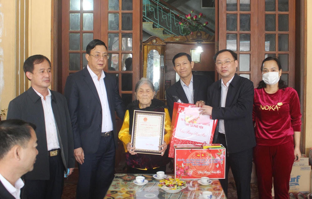 Ông Đặng Xuân Trường và Đoàn công tác tặng quà bà Mai Thị Tuyết, 101 tuổi, tại xóm Thanh Xuyên 4, xã Trung Thành (TX Phổ Yên).