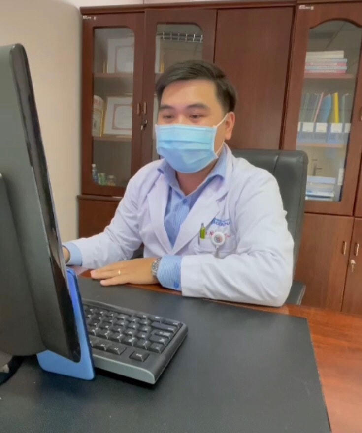 BS Nguyễn Tất Trung tư vấn cho bệnh nhân qua facetime.