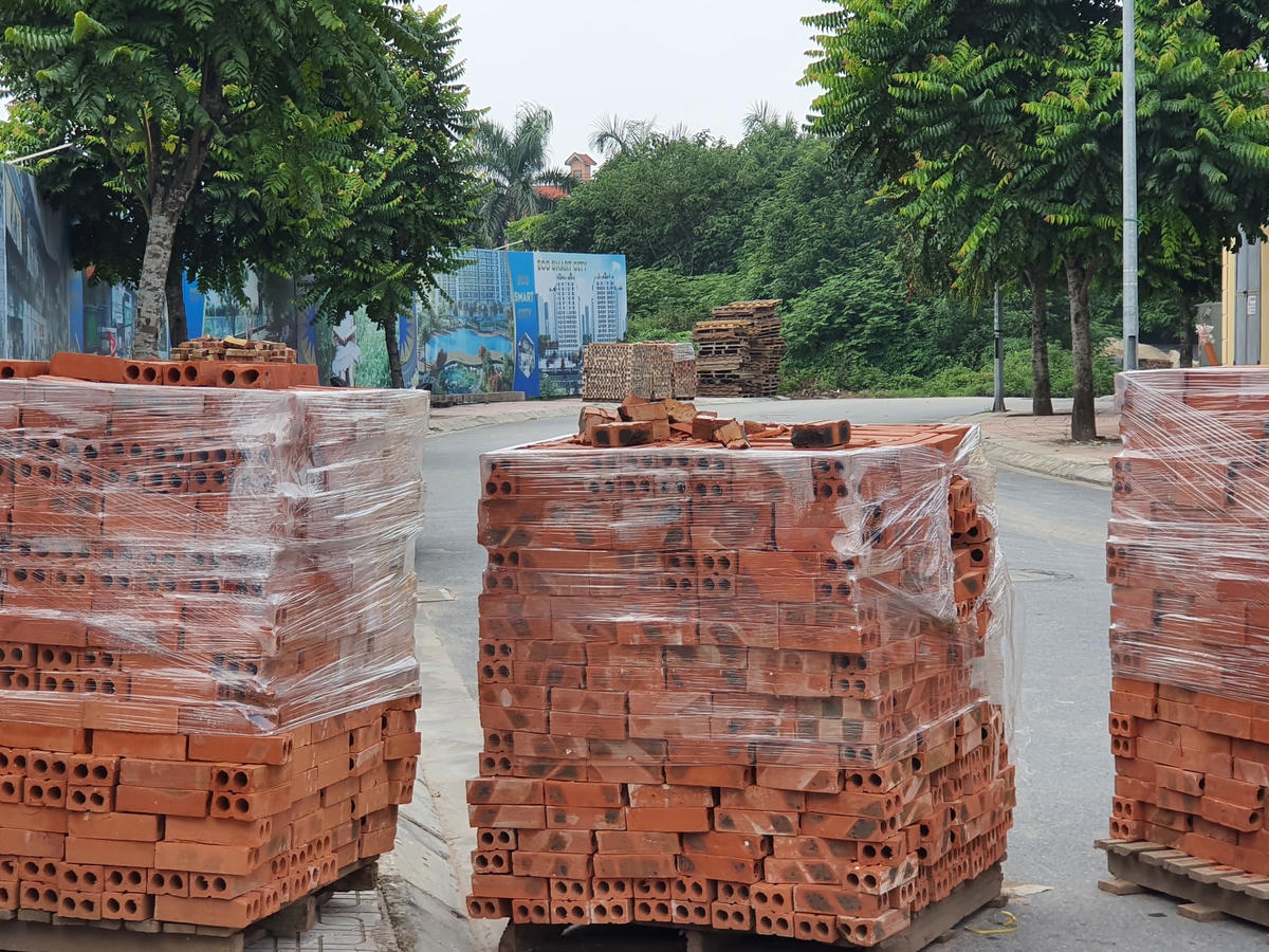 Thậm chí, có cả những chốt chặn bằng gạch nung...