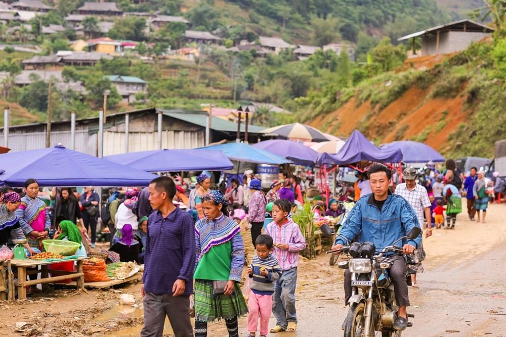Chợ cách thành phố Lào Cai gần 100 km về phía Đông Bắc và cách thị trấn Bắc Hà gần 30km theo hướng Bắc. (Ảnh: Minh Sơn/Vietnam+).