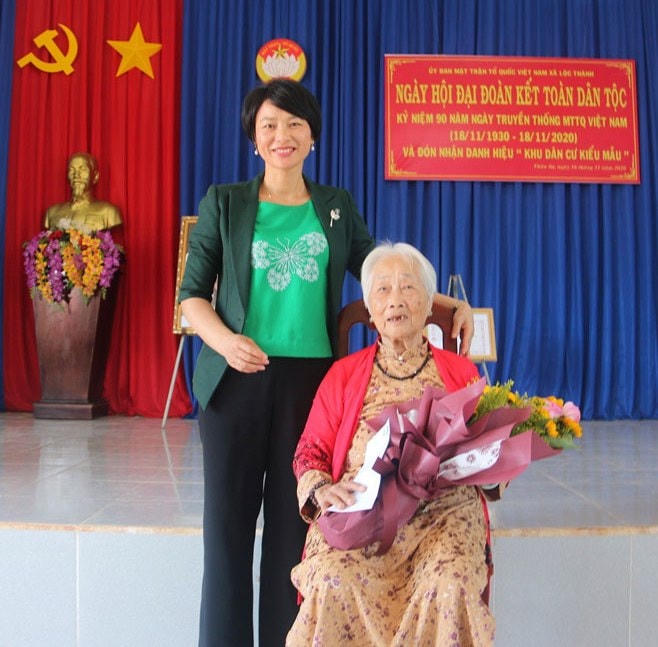 Bà Phạm Thị Phúc, Ủy viên Ban Thường vụ Tỉnh ủy, Trưởng ban Dân vận Tỉnh ủy Lâm Đồng tặng quà cho Mẹ Việt Nam Anh hùng Bùi Thị Xê. 