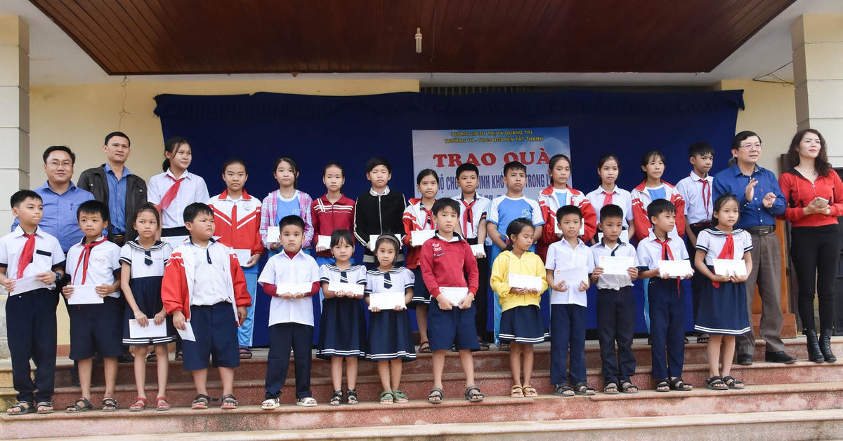 Phó Chủ tịch Nguyễn Hữu Dũng cùng đại diện nhà hảo tâm trao quà cho các học sinh nghèo vượt khó.