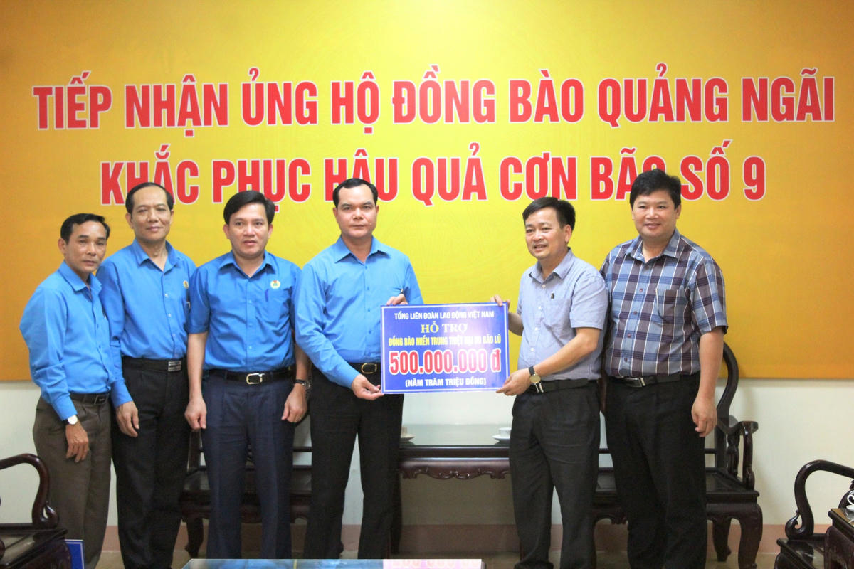 Ông Nguyễn Đình Khang, Chủ tịch Tổng Liên đoàn Lao động Việt Nam trao bảng tượng trưng số tiền 500 triệu cho Mặt trận tỉnh Quảng Ngãi.