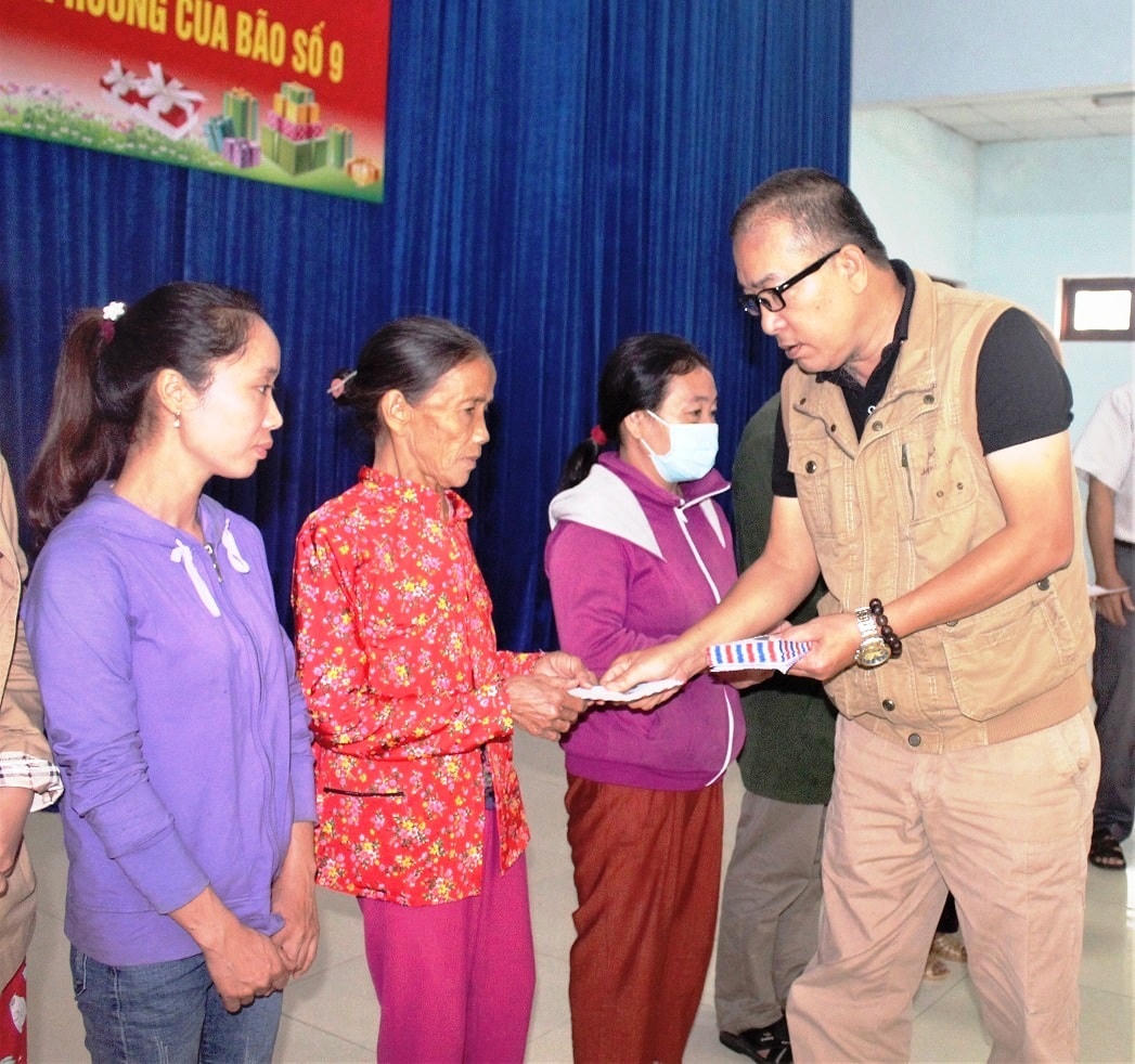 Đại diện VP báo Đại Đoàn Kết tặng quà cho bà con vùng bão.