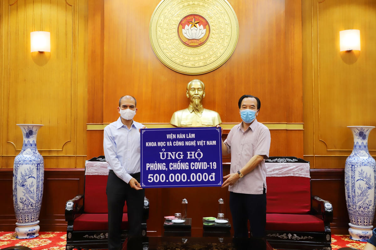 Phó Chủ tịch Ngô Sách Thực tiếp nhận ủng hộ từ Viện Hàn lâm Khoa học và Công nghệ Việt Nam.