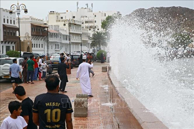 Cột sóng dâng cao do ảnh hưởng của bão Shaheen tại thủ đô Muscat, Oman ngày 2/10/2021. Ảnh: AFP/TTXVN