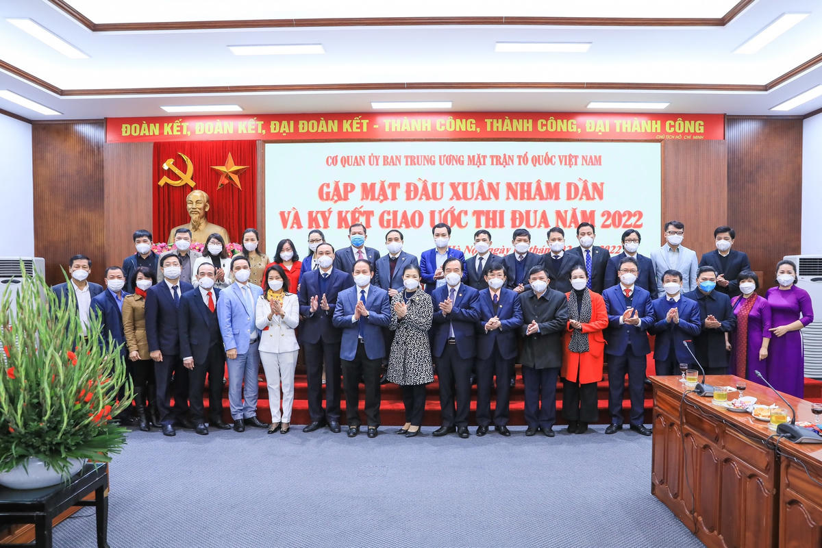 Phó Chủ tịch - Tổng Thư ký Lê Tiến Châu và các vị trong Ban Thường trực chụp ảnh lưu niệm với đại diện cán bộ, công chức, viên chức, người lao động cơ quan UBTƯ MTTQ Việt Nam.