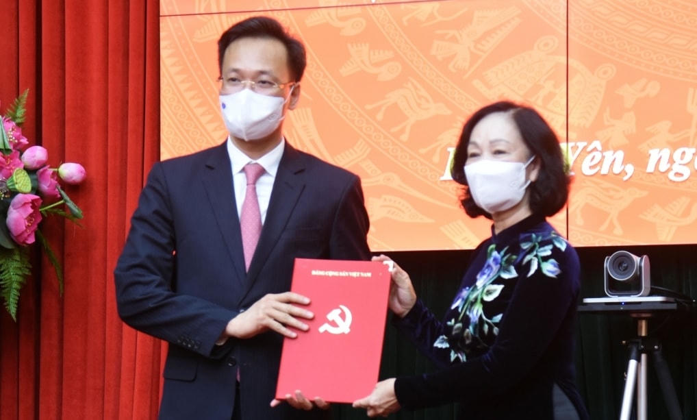 Trưởng ban Tổ chức Trung ương Trương Thị Mai trao quyết định và chúc mừng ông Nguyễn Hữu Nghĩa. Ảnh: VGP.