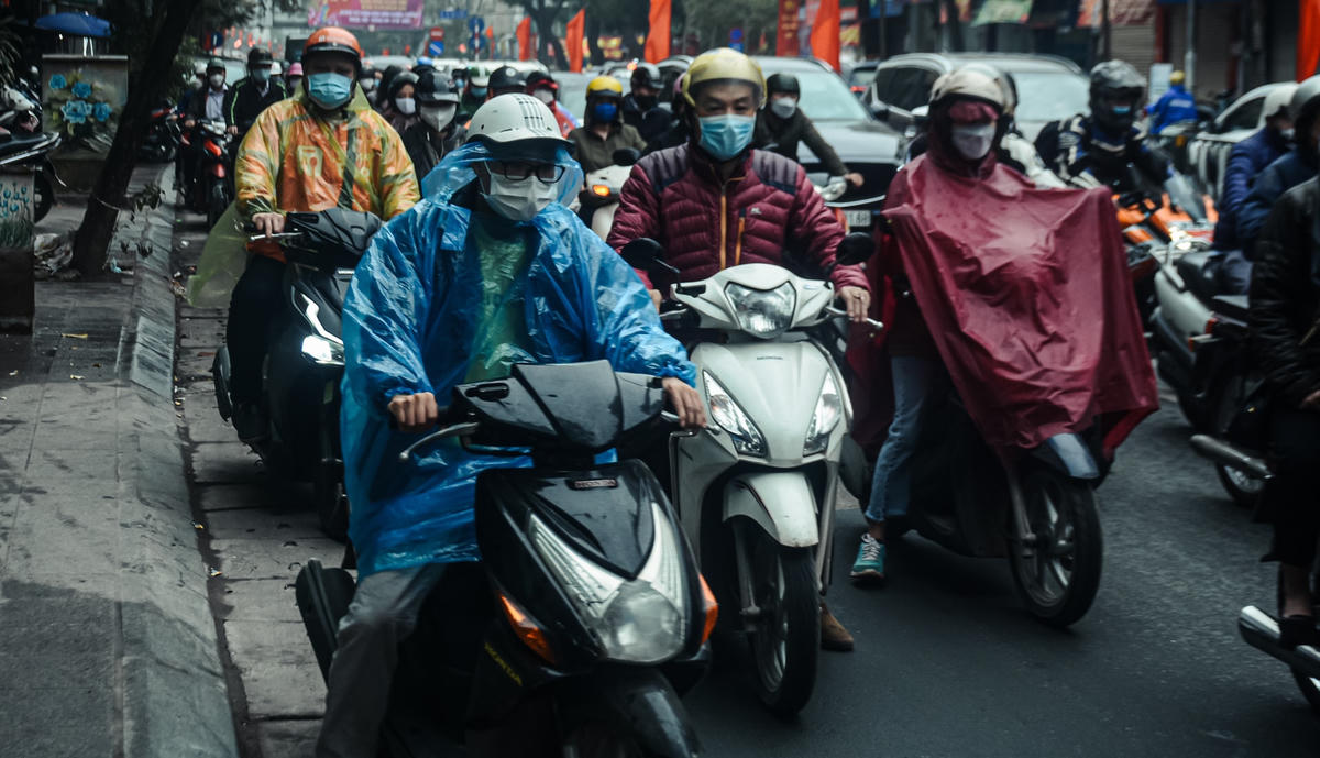 Anh Phạm Văn Công di chuyển trên tuyến phố Tây Sơn cho biết: “Mặc dù tôi biết những ngày cận Tết các phương tiện tham gia giao thông rất đông đúc vào những giờ cao điểm. Tuy nhiên, dù đã tránh giờ cao điểm tôi cũng rất khó khăn để di chuyển qua các tuyến phố Hà Nội. Đặc biệt, những ngày mưa như hôm nay lại càng khó khăn, vất vả khi đi làm”.