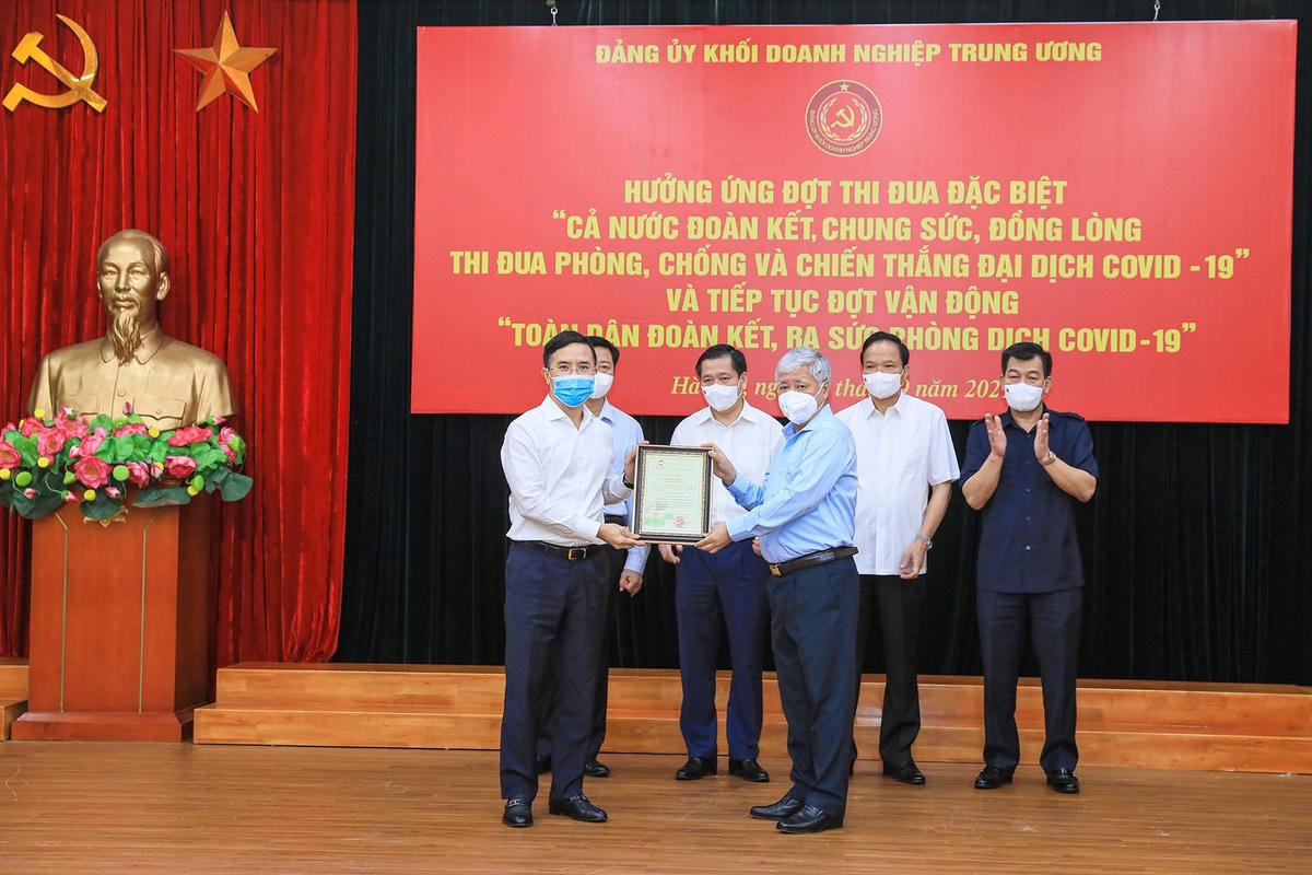 Bí thư Trung ương Đảng, Chủ tịch UBTƯ MTTQ Việt Nam Đỗ Văn Chiến trao thư cảm ơn các đơn vị tham gia ủng hộ.
