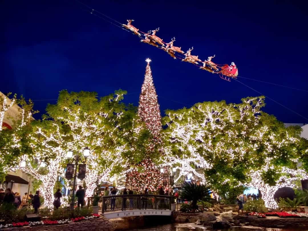 Hoa Kỳ - Grove, một điểm đến mua sắm, ăn uống yêu thích của Los Angeles, có ông già Noel và những tuần lộc trên cây thông Noel cao 30 m (100 ft).