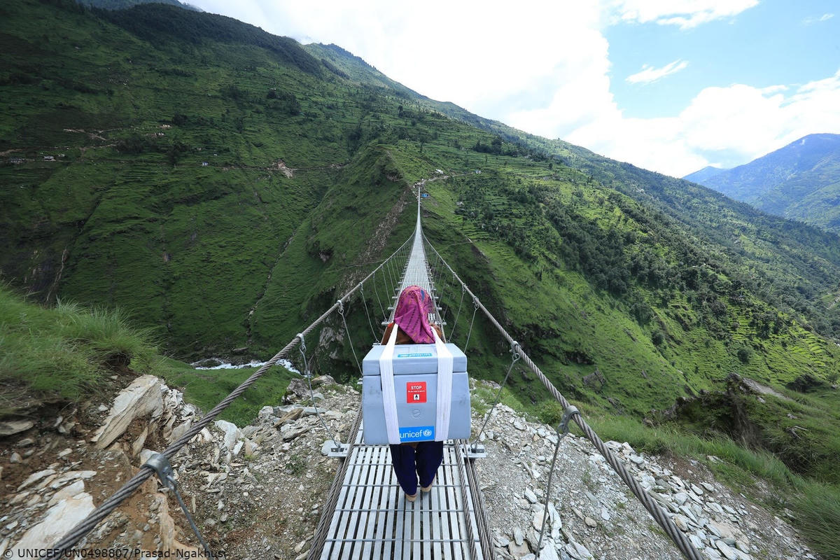Chặng đường vaccine đến với vùng đất hẻo lánh Darchula (Ảnh: UNICEF).
