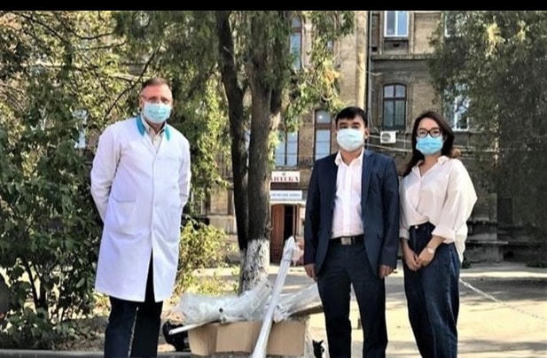 Tặng thiết bị y tế cho Bệnh viện truyền nhiễm Odessa. (Ảnh do Hội người Việt Nam tỉnh Odessa cung cấp).
