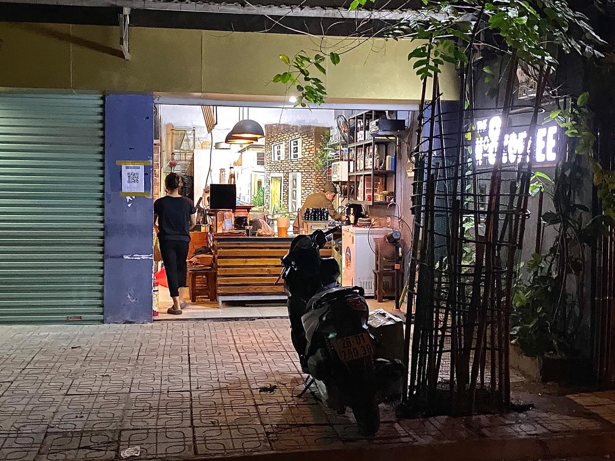 Tình hình dịch Covid-19 hiện nay có nhiều chuyển biến phức tạp. Do đó, người dân cần có ý thức chung tay chấp hành đúng quy định để đẩy lùi dịch bệnh.