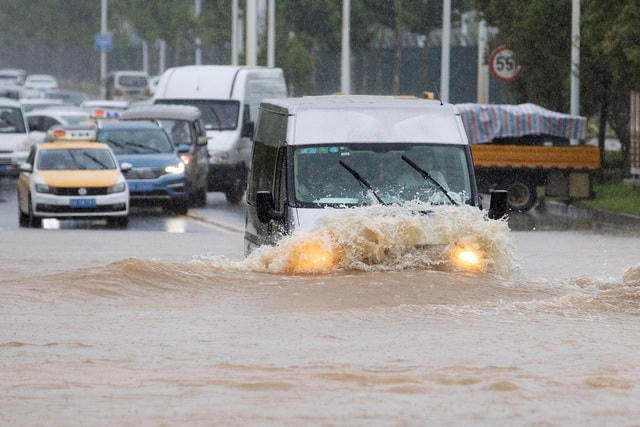Đường xá ngập nước ở Vũ Hán, Hồ Bắc hôm 6/7 (Ảnh: Reuters).