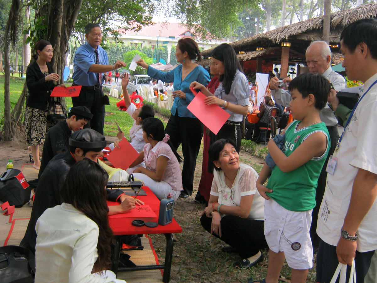 Kiều bào tham gia chương trình văn hóa đầu Xuân.