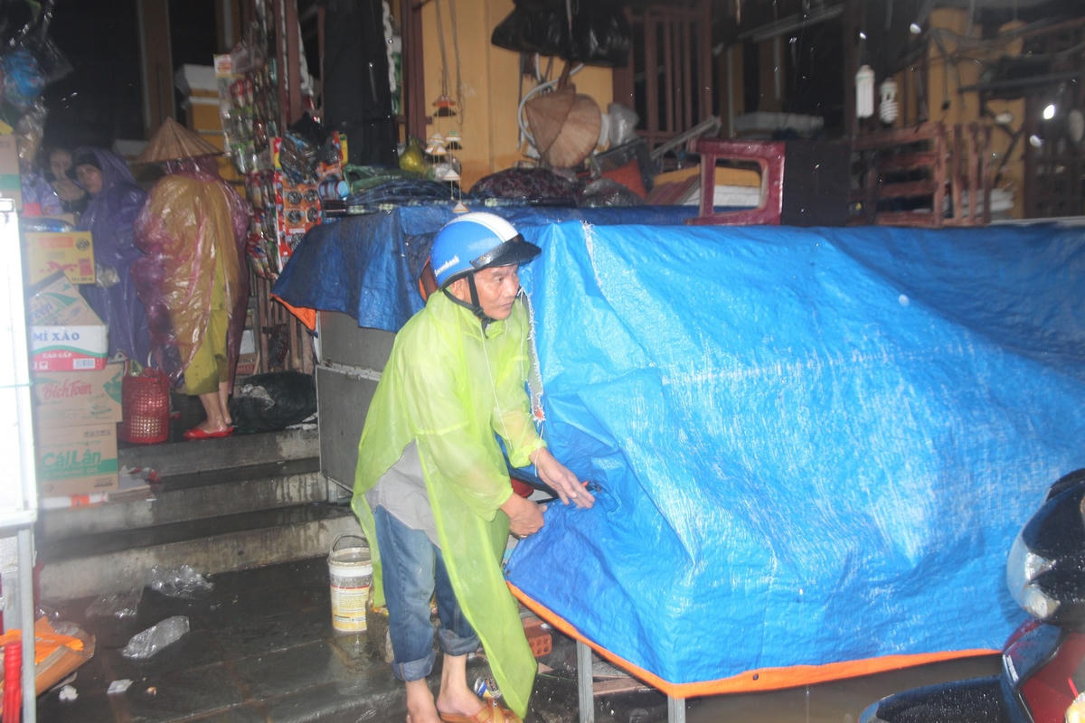 Phan Văn Dũng đang dọn đồ đạt ở chợ Hội An.
