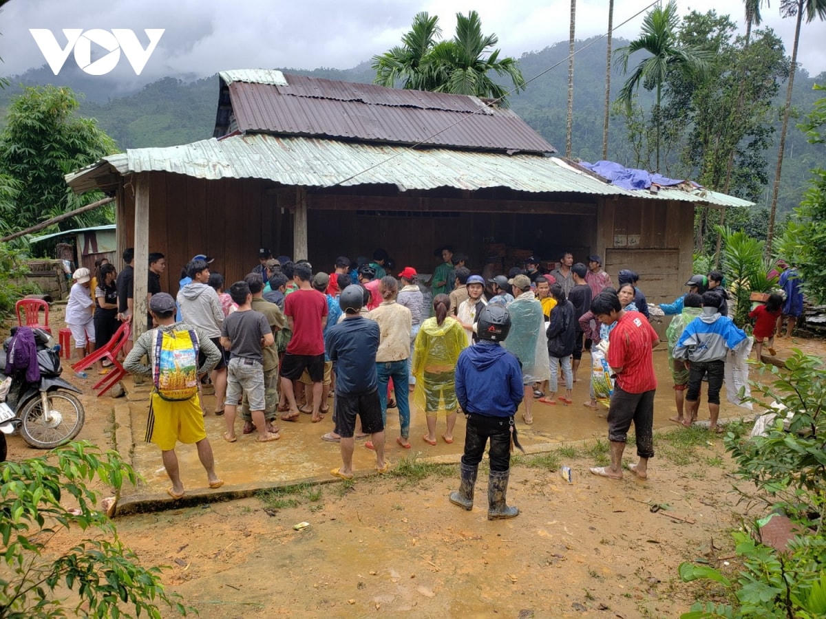 Người dân thôn 1, xã Trà Leng đến nhận hàng cứu trợ của các tổ chức thiện nguyện.