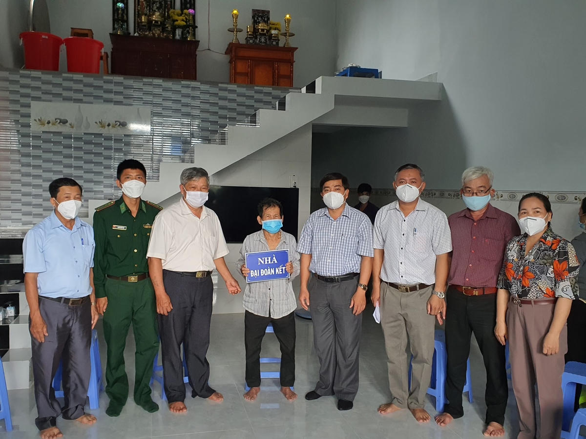 Ủy ban MTTQ tỉnh Bình Định trao nhà Đại đoàn kết cho hộ nghèo huyện Tuy Phước.