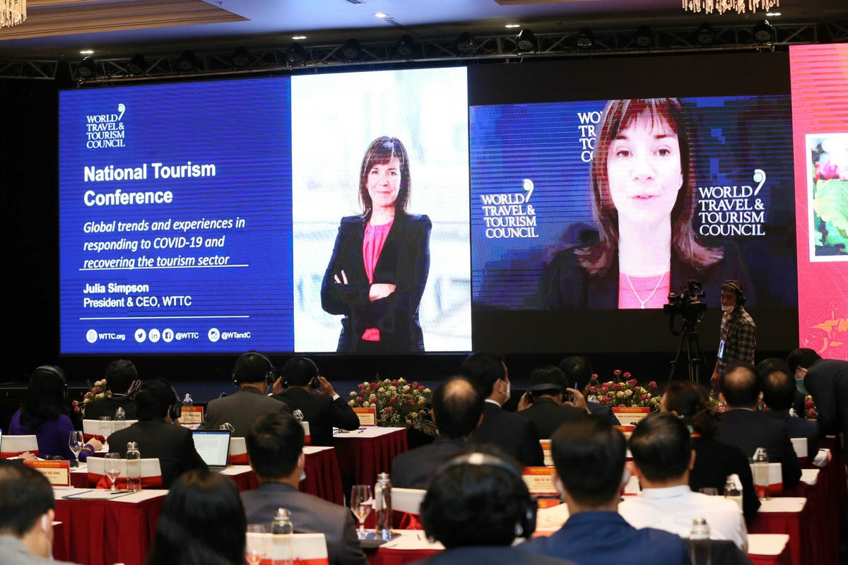 Bà Julia Simpson, Chủ tịch kiêm Giám đốc điều hành Hội đồng Du lịch và Lữ hành Thế giới (WTTC) cho rằng, muốn mở cửa một trong những giải pháp là "công bằng về vaccine.