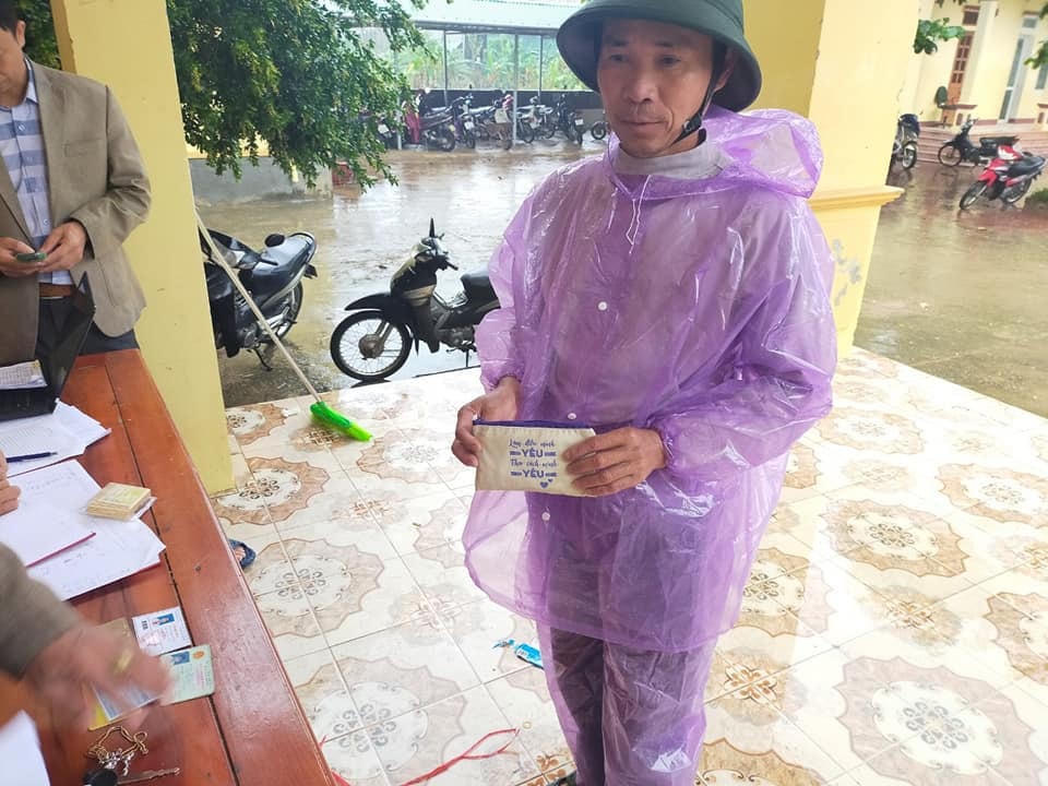 Chiếc ví lão nông Nguyễn Xuân Lam tìm thấy trong túi đồ cũ.