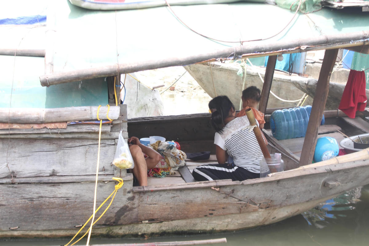 Giữa cái nóng hơn 40 độ C, dù đã dỗ dành nhưng nhiều đứa trẻ xóm chài vẫn không ngủ được.