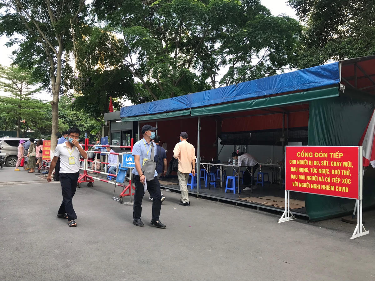 Tại viện Huyết học Truyền máu Trung ương, công tác kiểm tra thân nhiệt, khai báo y tế cũng được thực hiện nghiêm ngặt ngay từ phía cổng vào. Ảnh: L.A.