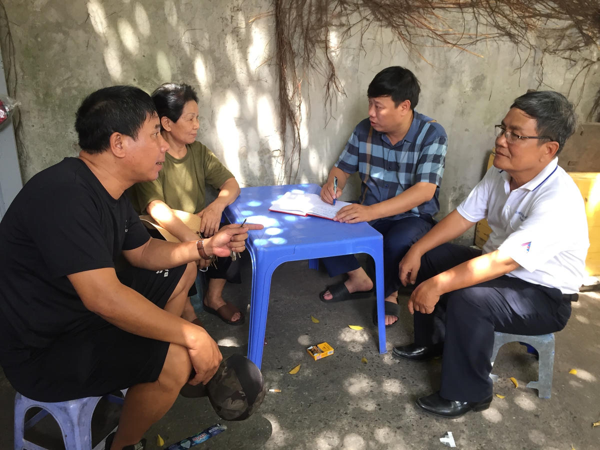 Từ phải qua: Nhà thơ Nguyễn Thanh Mừng, tác giả bài viết, chị Hà Thị Thành, em trai Hà Văn Quân.