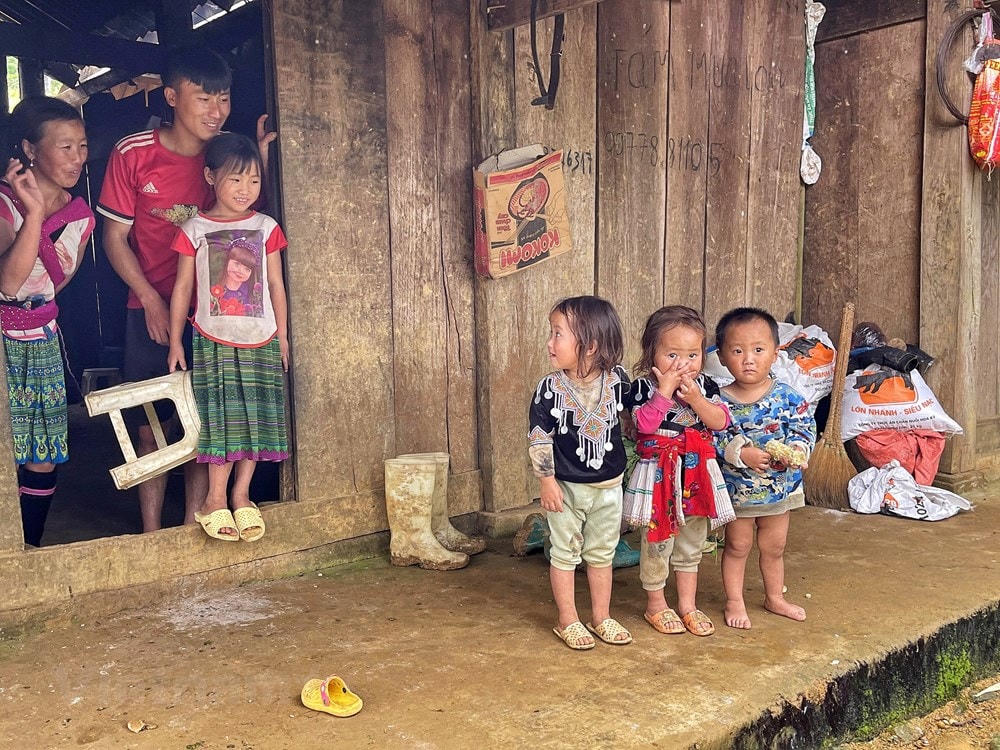 Đám trẻ lít nhít thường chơi loanh quanh vách nhà. Ảnh: Mai Mai/Vietnam+.  