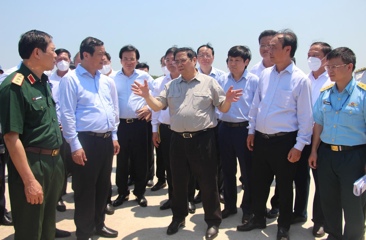 Thủ tướng Chính phủ Phạm Minh Chính kiểm tra thực địa Sân bay Chu Lai.