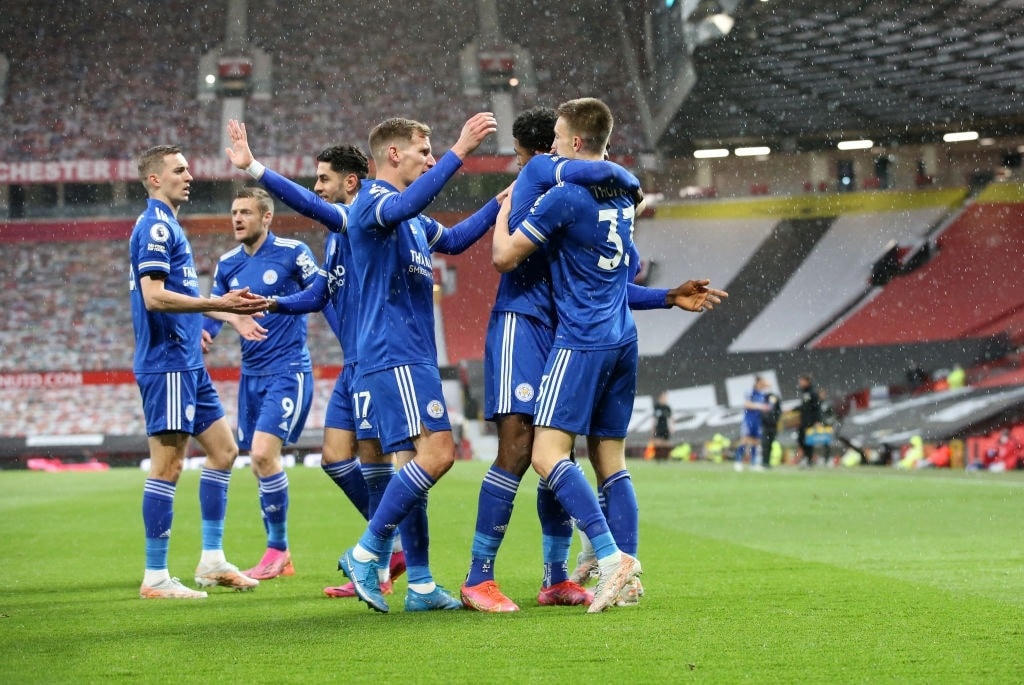 Các cầu thủ Leicester ăn mừng bàn thắng mở tỉ số.