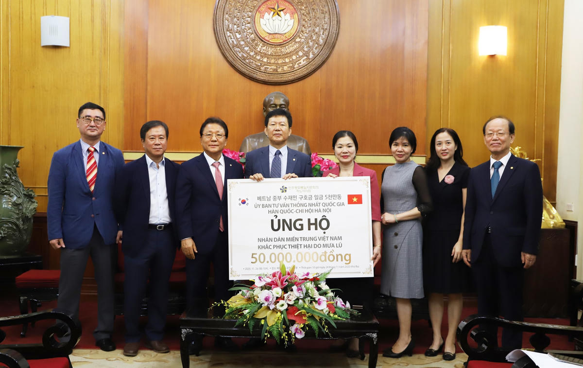 Phó Chủ tịch Trương Thị Ngọc Ánh tiếp nhận ủng hộ từ Ủy ban tư vấn Thống nhất Quốc gia Hàn Quốc - Chi hội Hà Nội.