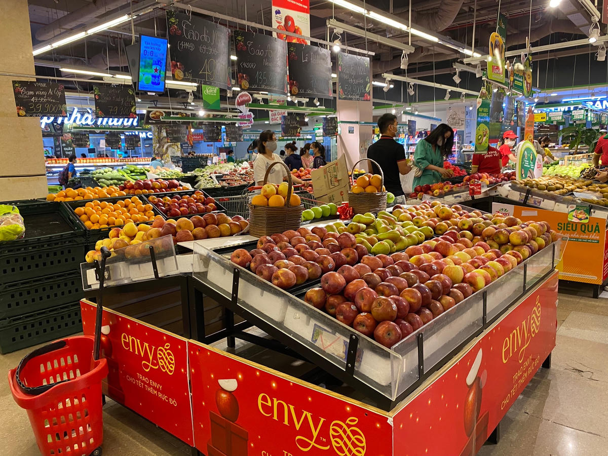 Các loại rau củ quả, thực phẩm tươi sống sẵn sàng đáp ứng nhu cầu của người dân. 
