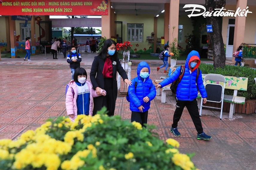 Giáo viên Trường tiểu học Vân Canh (Hoài Đức, Hà Nội) hướng dẫn các em học sinh lớp 1 vào lớp. Ảnh: Quang Vinh