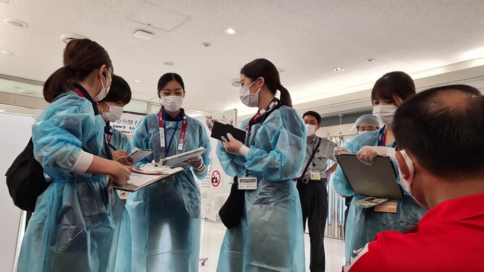 Ngay khi vừa đặt chân xuống sân bay quốc tế Narita, ác thành viên của đoàn TTVN đã xuất trình giấy chứng nhận âm tính Covid-19 và được test Covid-19.