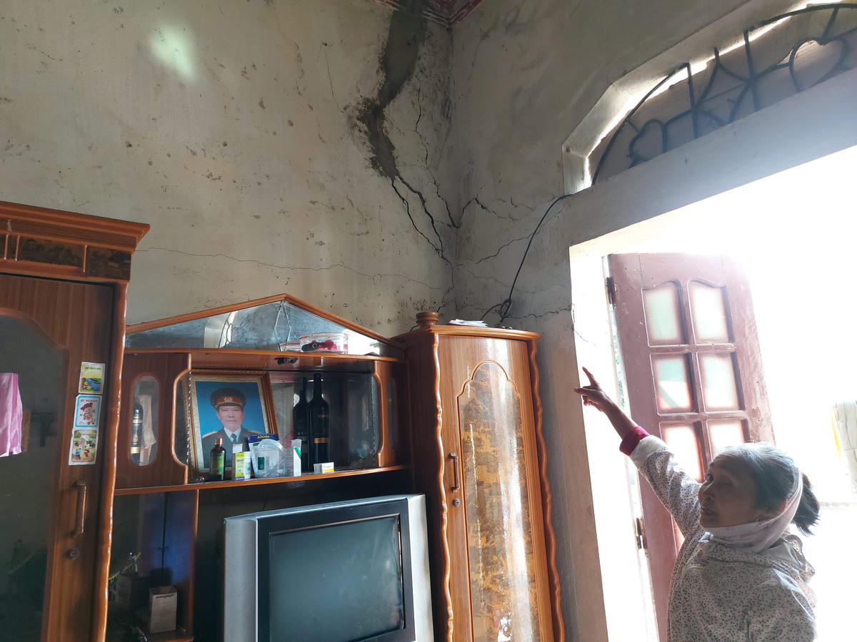 Những vết nứt do việc nổ mìn khai thác đá gây nên.