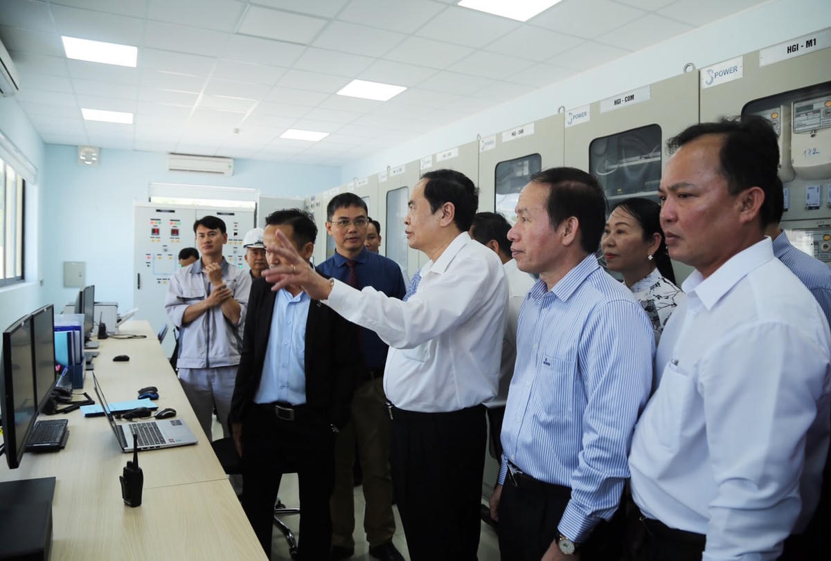Chủ tịch Trần Thanh Mẫn tham quan nhà máy điện mặt trời.