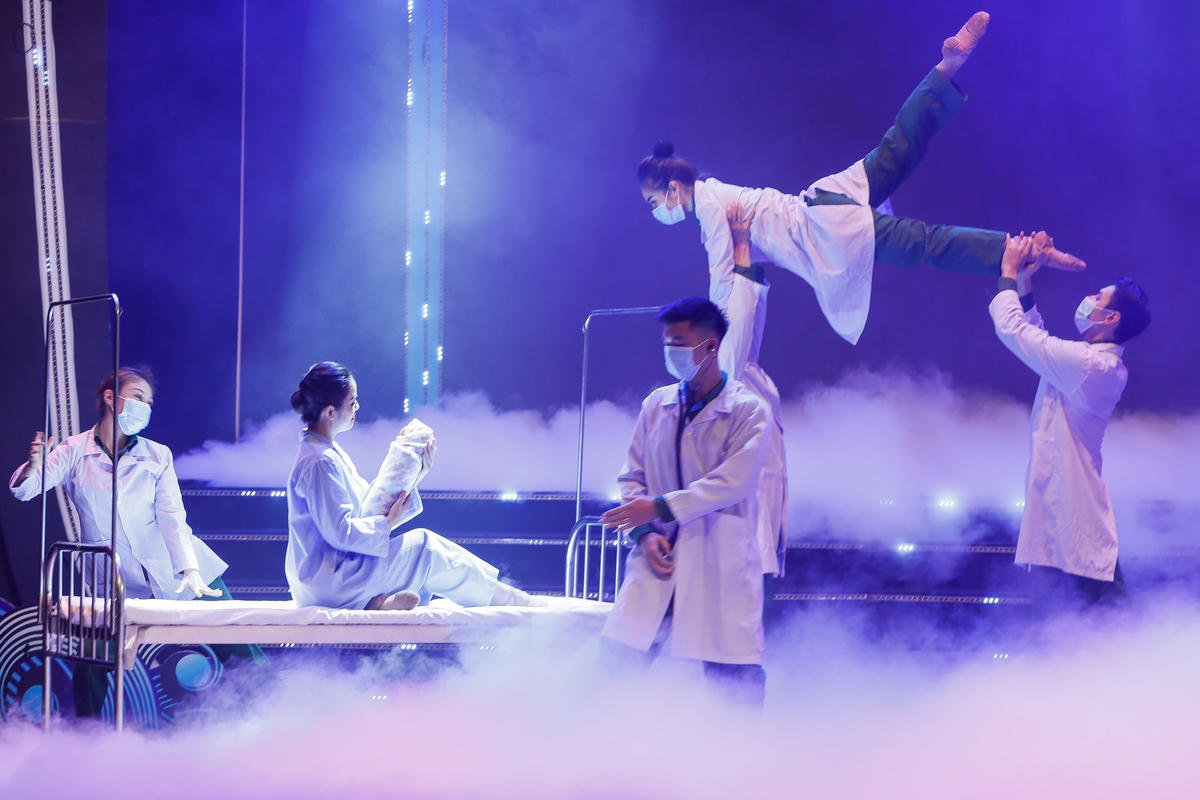 Tiết mục "Sinh ra ở Trường Sa" được các nghệ sỹ tái hiện trên sân khấu.