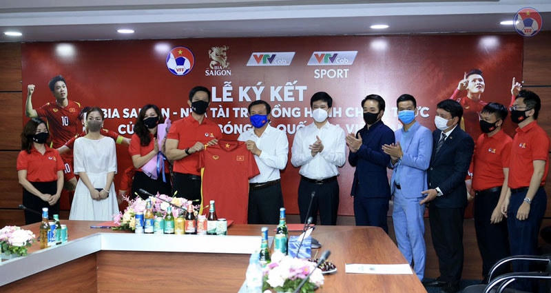 Ông Lê Văn Thành – Phó Chủ tịch LĐBĐVN (phải) tặng quà cho ông Bennett Neo – Tổng GĐ Sabeco