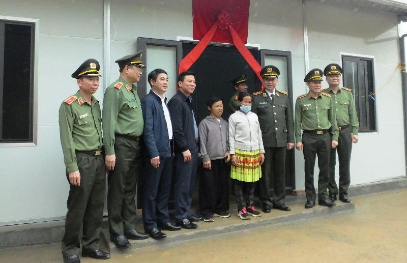 Người dân huyện Mường Lát phấn khởi trong căn nhà mới