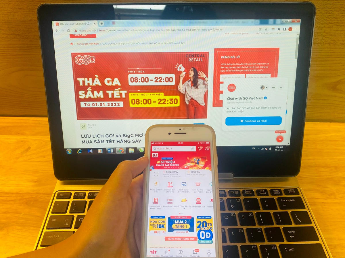 Người tiêu dùng mua sắm hàng Tết bằng phương thức trực tuyến.