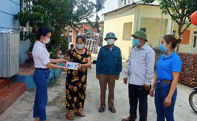 Các thành viên tổ Covid cộng đồng thôn Đạo Trù Hạ, xã Đạo Trù (huyện Tam Đảo, tỉnh Vĩnh Phúc) tuyên truyền phòng chống dịch cho người dân.