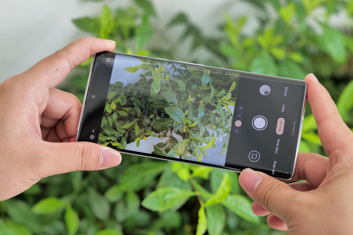 Google cho biết công ty đã tối ưu để nâng cao chất lượng ảnh chụp trên mẫu máy này. Đồng thời, Pixel 6 Pro cũng được trang bị hàng loạt tính năng xử lý ảnh thông minh, như chế độ Magic Eraser giúp loại bỏ các đối tượng không mong muốn xuất hiện trong ảnh, Face Unblur để xử lý lại những khuôn mặt bị biến dạng trong ảnh...