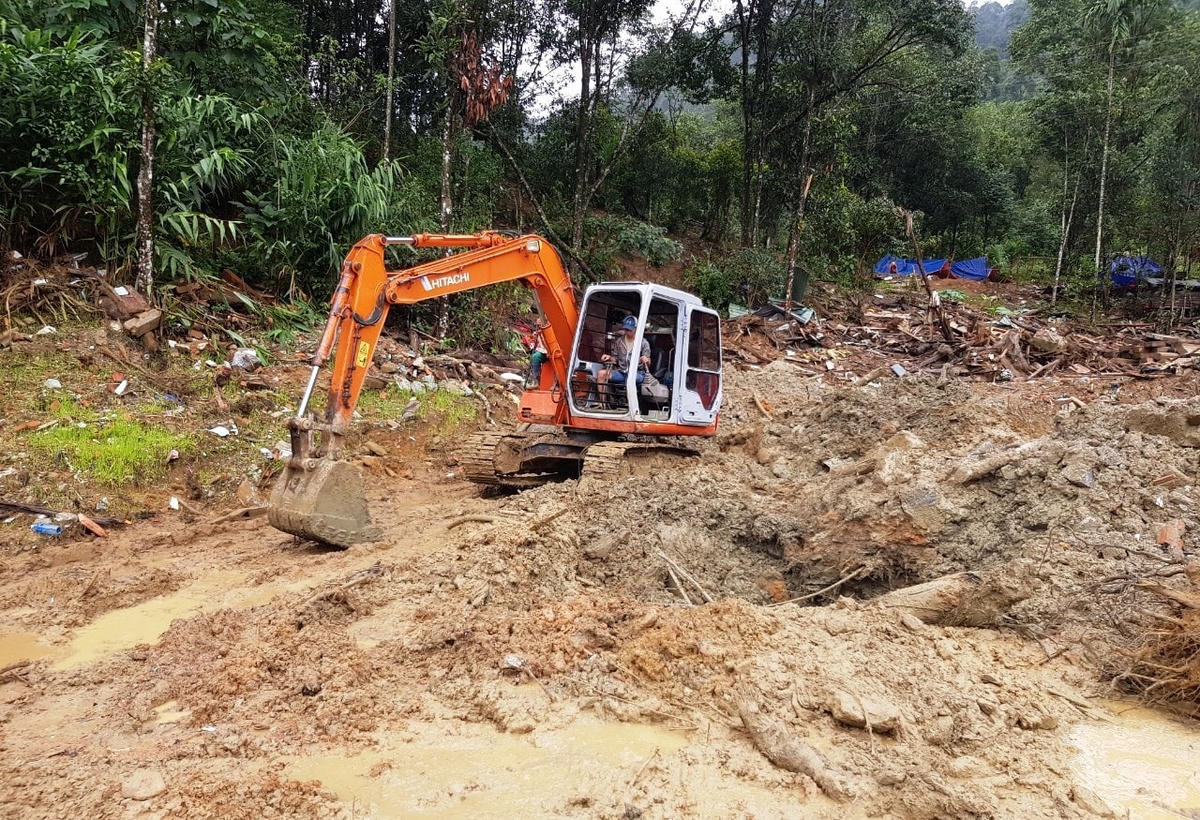 Việc tìm kiếm nạn nhân mất tích ở Trà Leng tạm dừng do mưa lớn.