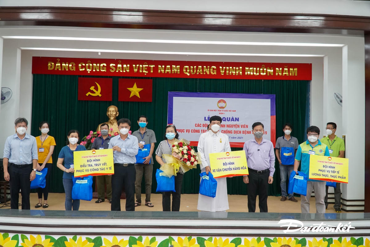 Các đội hình tình nguyện viên ra mắt người dân.