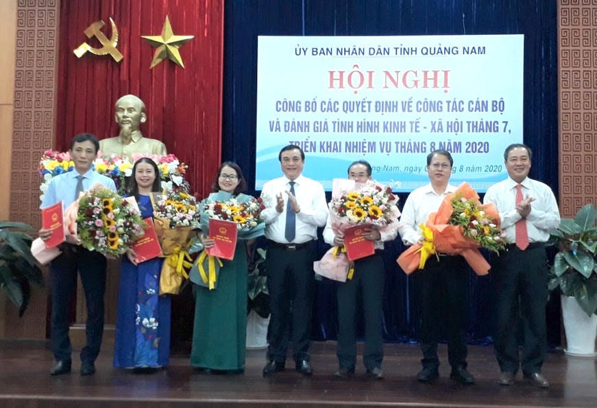 Bí thư Tỉnh ủy Phan Việt Cường (ở giữa) tặng hoa chúc mừng các cán bộ được bổ nhiệm.