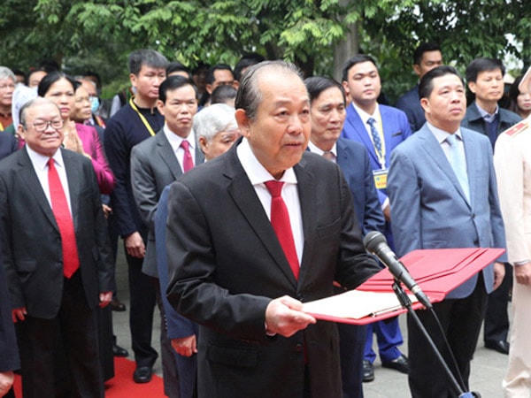 Phó Thủ tướng Trương Hòa Bình cùng các đại biểu kính cáo anh linh các vua Hùng tại Điện Kính Thiên, Đền Hùng. Ảnh: VGP.